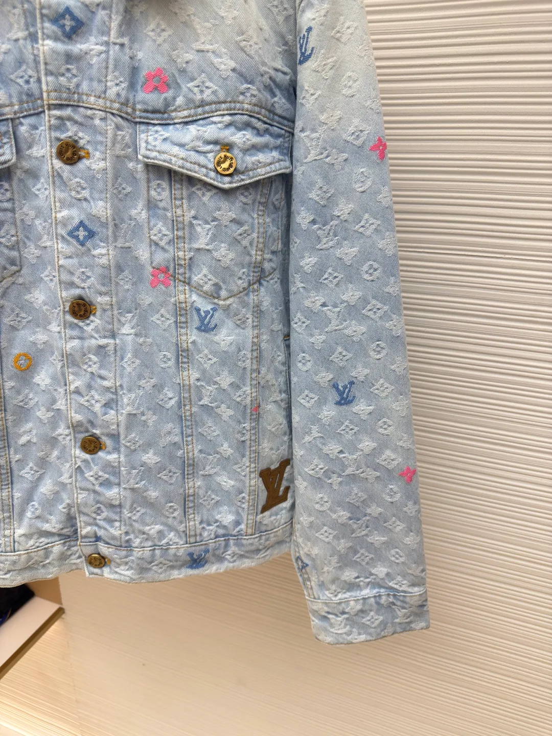 LOUIS VUITTON colorful letter jacquard denim jacket ●Authentic product: Purchased and developed at 26300 ●Item number: 1680111-C45 ●Fabric: cotton denim fabric ●Technology: embroidery ●Version: fitted version ●Weight: about 1245 grams ●Size: 46-48-50-52 ●Description: It is made of unique washed denim cotton with excellent elasticity and stretchability. The entire model has been washed twice to achieve the perfect texture and color. The various wiring and workmanship are even more meticulous. The whole body is customized with hardware and customized leather labels. All details are perfect! The overall wiring is straight and delicate, the fabric is comfortable and soft, and the color is consistent without color difference. It can be matched with the same style to create a fashionable look and control various occasions. Customized accessories, complete with three standards, same style for men and women!